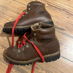 Raichle Switzerland leather hiking bootss